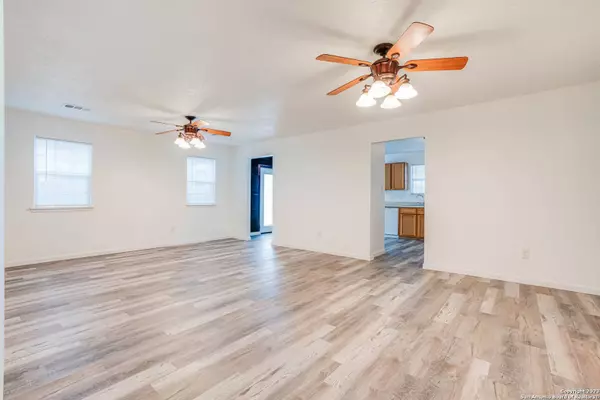 159 County Road 675, Devine, TX 78016