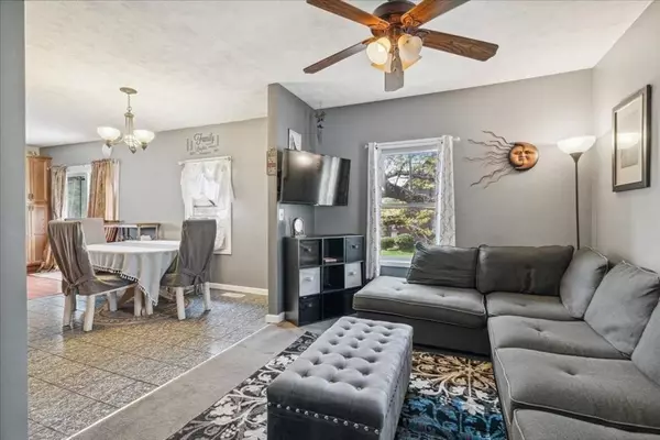 19 Berry St, Derry, NH 03038