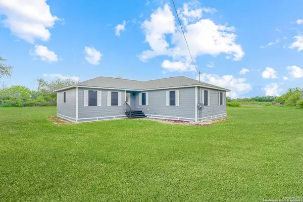 159 County Road 675, Devine, TX 78016