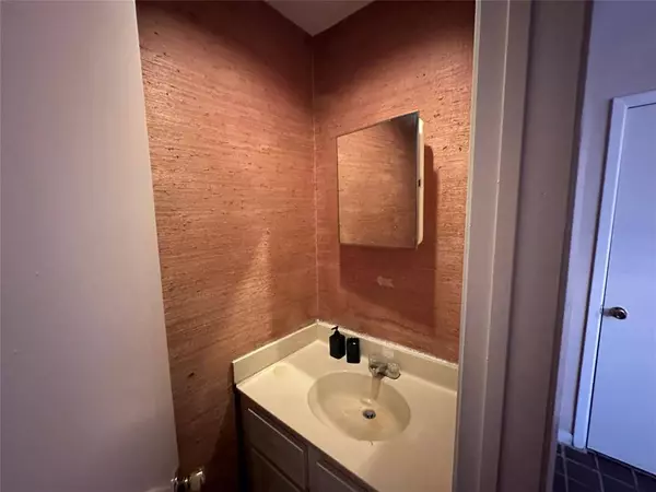 9090 S Braeswood BLVD #107, Houston, TX 77074