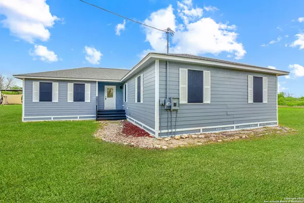 159 County Road 675, Devine, TX 78016