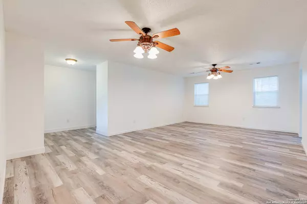 159 County Road 675, Devine, TX 78016