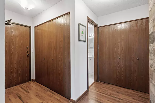 5607 Green Circle DR #223, Minnetonka, MN 55343