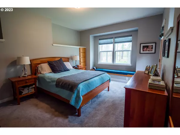 28517 RESTWELL RD, Eugene, OR 97402