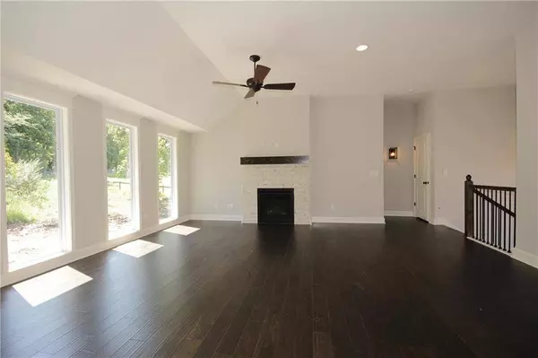 1002 NW Crestwood DR, Grain Valley, MO 64029