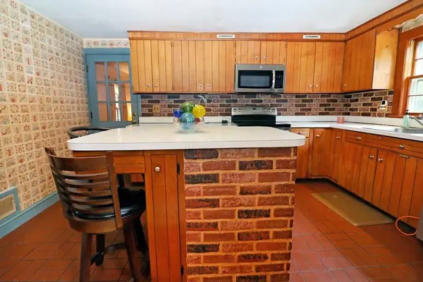 11 Summer St, Medfield, MA 02052