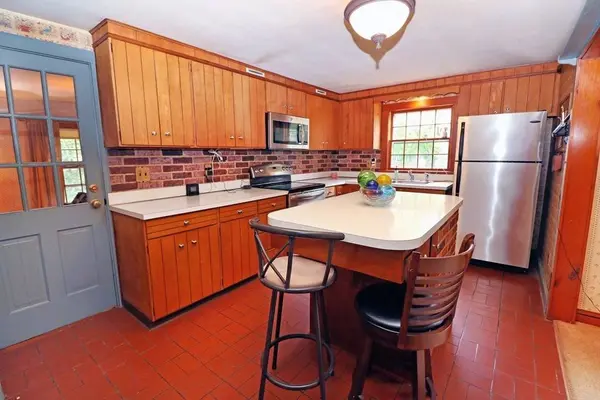 11 Summer St, Medfield, MA 02052