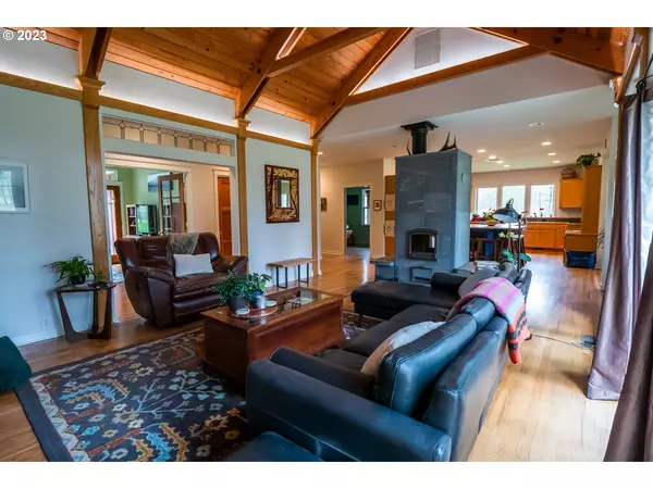 28517 RESTWELL RD, Eugene, OR 97402