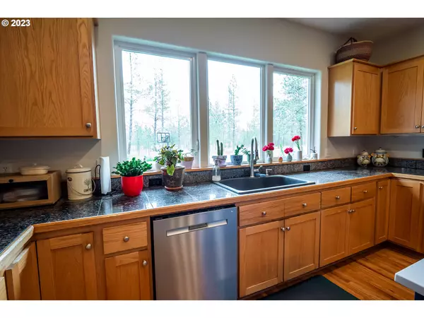 28517 RESTWELL RD, Eugene, OR 97402