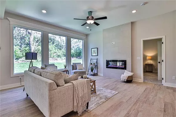 2306 NW Rymeg DR, Grain Valley, MO 64029