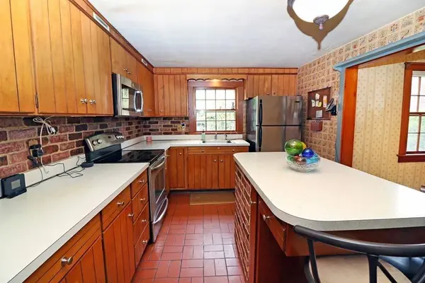 11 Summer St, Medfield, MA 02052