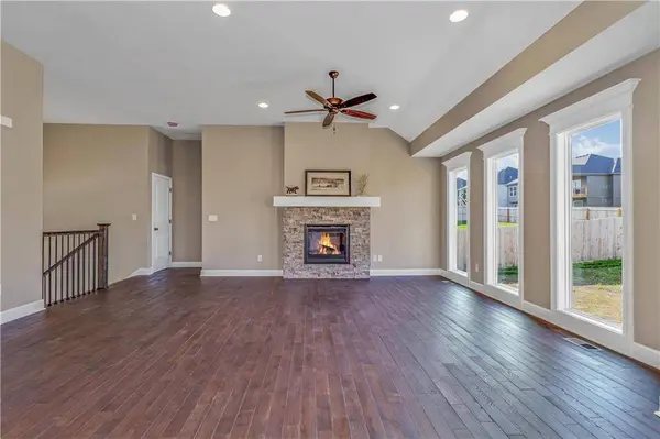 1002 NW Crestwood DR, Grain Valley, MO 64029