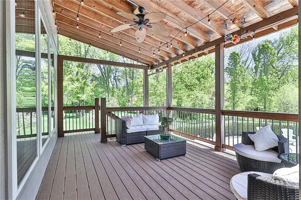 521 NE Jasper CIR, Lee's Summit, MO 64064