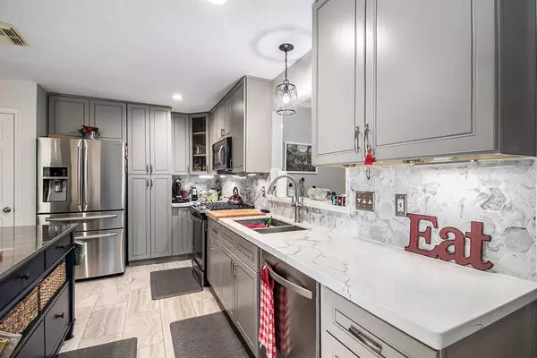 718 E Country Grove CIR, Pearland, TX 77584