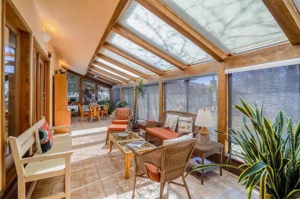 208 Canada WAY, White Rock, NM 87547