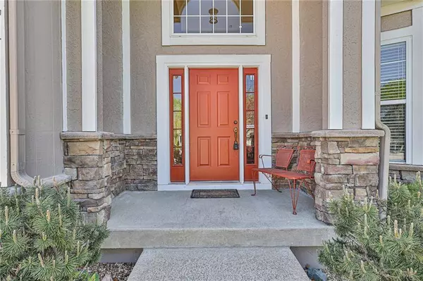 521 NE Jasper CIR, Lee's Summit, MO 64064