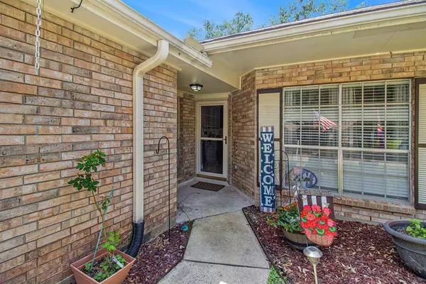 718 E Country Grove CIR, Pearland, TX 77584