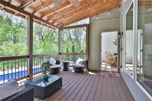 521 NE Jasper CIR, Lee's Summit, MO 64064