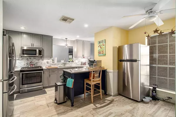 718 E Country Grove CIR, Pearland, TX 77584