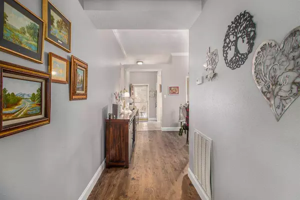 718 E Country Grove CIR, Pearland, TX 77584