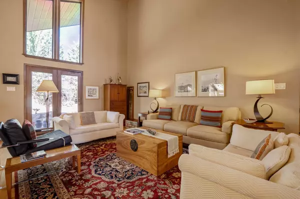 208 Canada WAY, White Rock, NM 87547