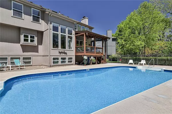 521 NE Jasper CIR, Lee's Summit, MO 64064