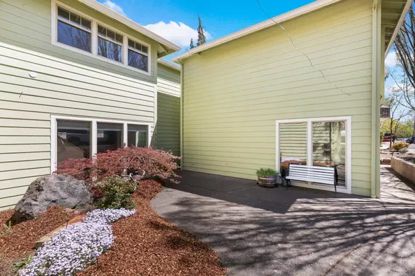 621 A St, Ashland, OR 97520