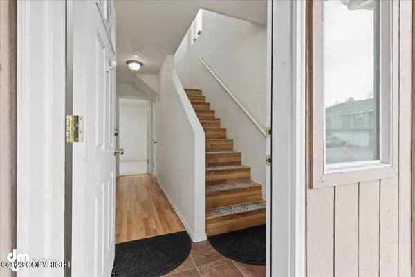 4884 Barrington LOOP, Anchorage, AK 99503