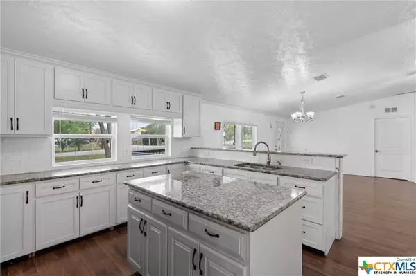 1600 Schubert LN, Niederwald, TX 78640