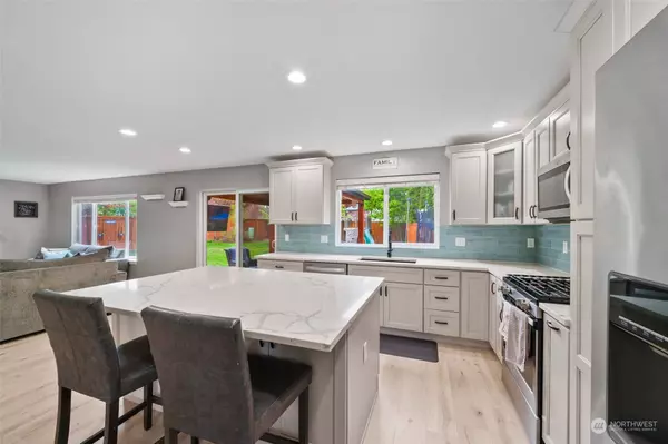 20115 SE 261st CT E, Covington, WA 98042