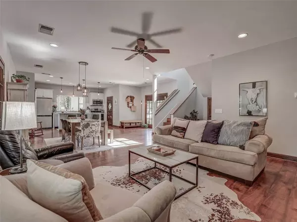 709 Shadywood LN, Dripping Springs, TX 78620