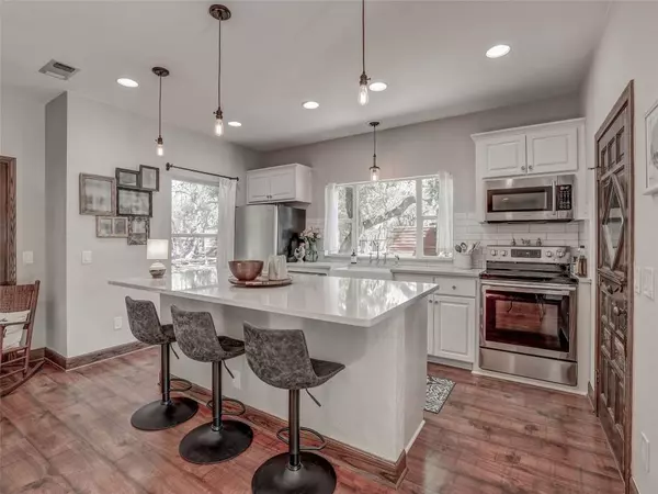709 Shadywood LN, Dripping Springs, TX 78620