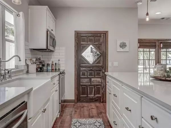 709 Shadywood LN, Dripping Springs, TX 78620