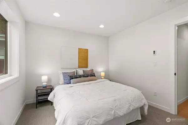 10044 Ravenna AVE NE, Seattle, WA 98125