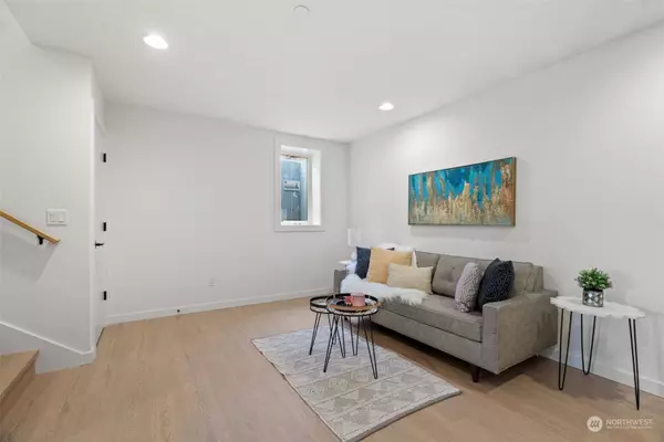 10044 Ravenna AVE NE, Seattle, WA 98125