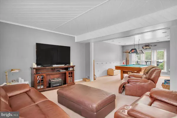 8 WHITECHAPEL DR, Mount Laurel, NJ 08054