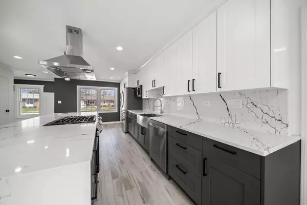 221 Smethwick Lane, Elk Grove Village, IL 60007