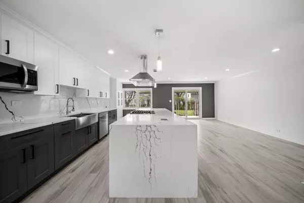 221 Smethwick Lane, Elk Grove Village, IL 60007