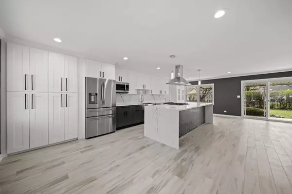 221 Smethwick Lane, Elk Grove Village, IL 60007