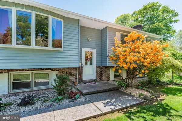 100 HIGHLAND CIR, Etters, PA 17319