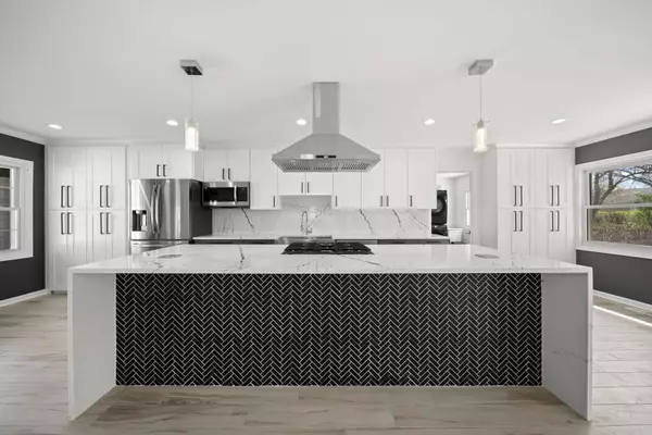 221 Smethwick Lane, Elk Grove Village, IL 60007