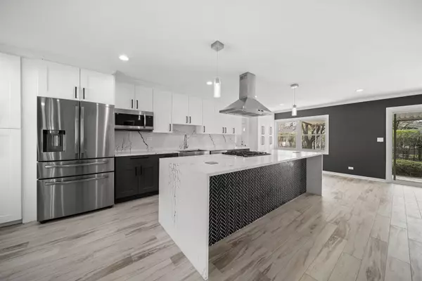 221 Smethwick Lane, Elk Grove Village, IL 60007