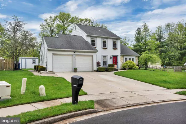 8 WHITECHAPEL DR, Mount Laurel, NJ 08054