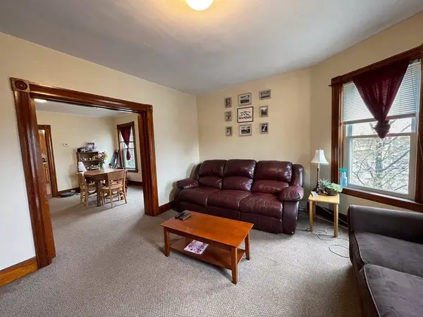 27 Oak St, Gardner, MA 01436