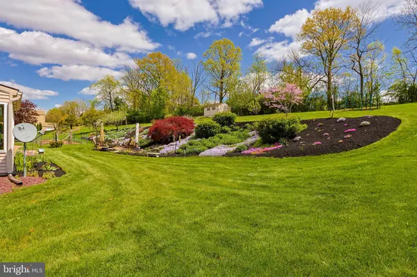 2240 MEADOW BROOK DR, Schnecksville, PA 18078