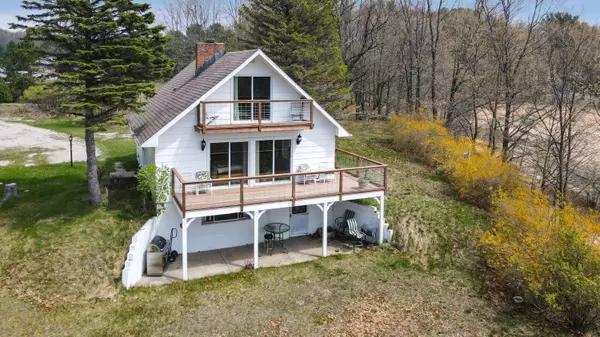 1759 Lakeshore Road, Manistee, MI 49660