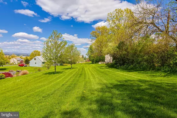 2240 MEADOW BROOK DR, Schnecksville, PA 18078