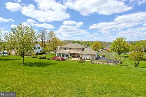 2240 MEADOW BROOK DR, Schnecksville, PA 18078