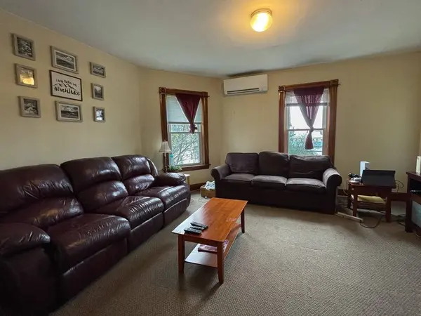 27 Oak St, Gardner, MA 01436