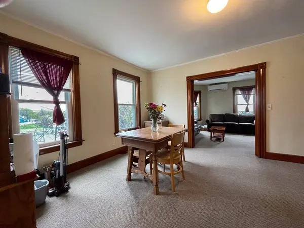 27 Oak St, Gardner, MA 01436